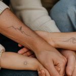 Idée tatouage en commun : 30 inspirations originales à partager à deux ou en famille