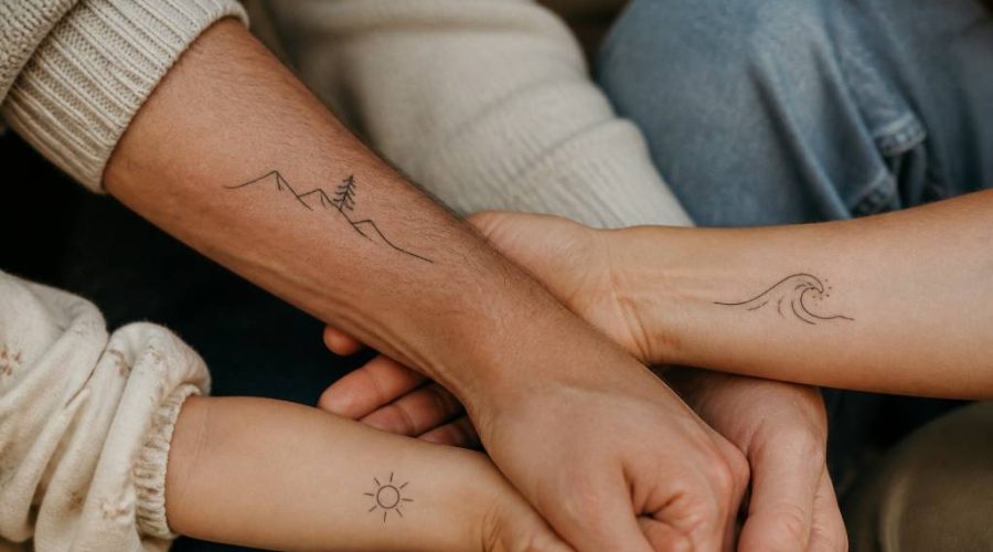 Idée tatouage en commun : 30 inspirations originales à partager à deux ou en famille