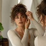 Frange cheveux boucle : les meilleures astuces pour la coiffer et la sublimer