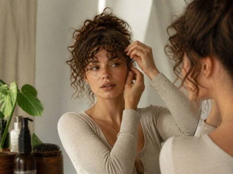 Frange cheveux boucle : les meilleures astuces pour la coiffer et la sublimer