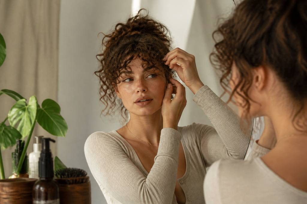 Frange cheveux boucle : les meilleures astuces pour la coiffer et la sublimer