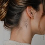 Discret tatouage derrière oreille femme : idées élégantes et tendances