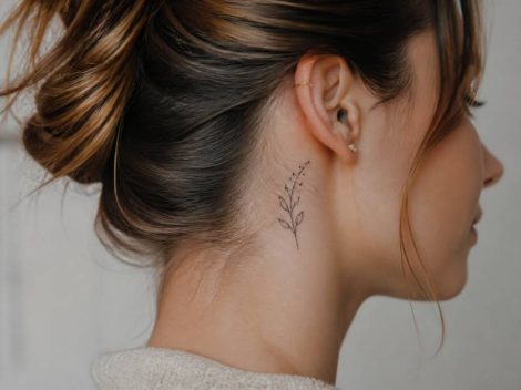 Discret tatouage derrière oreille femme : idées élégantes et tendances